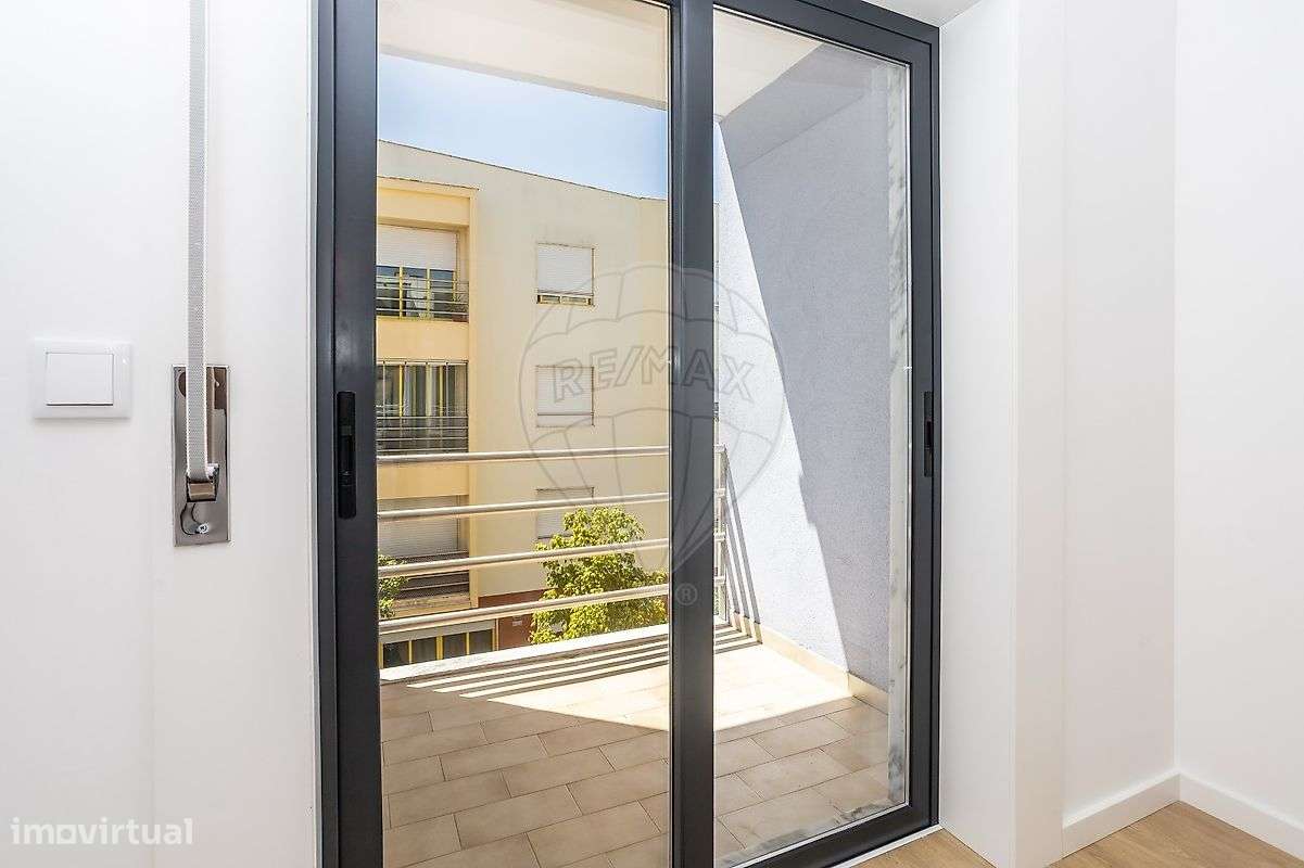 Apartamento T3 à venda em Camarate-18