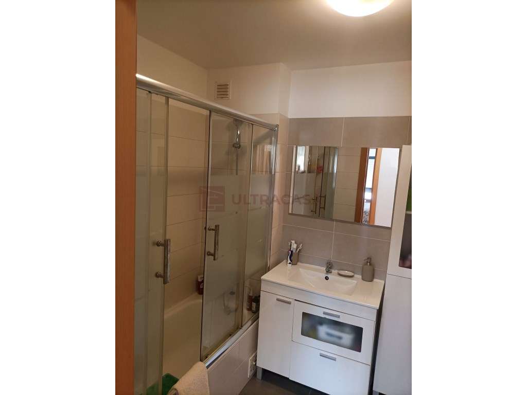 Vende-se Excelente T3 na Pontinha com 2 Lugares de Parqueamento-17