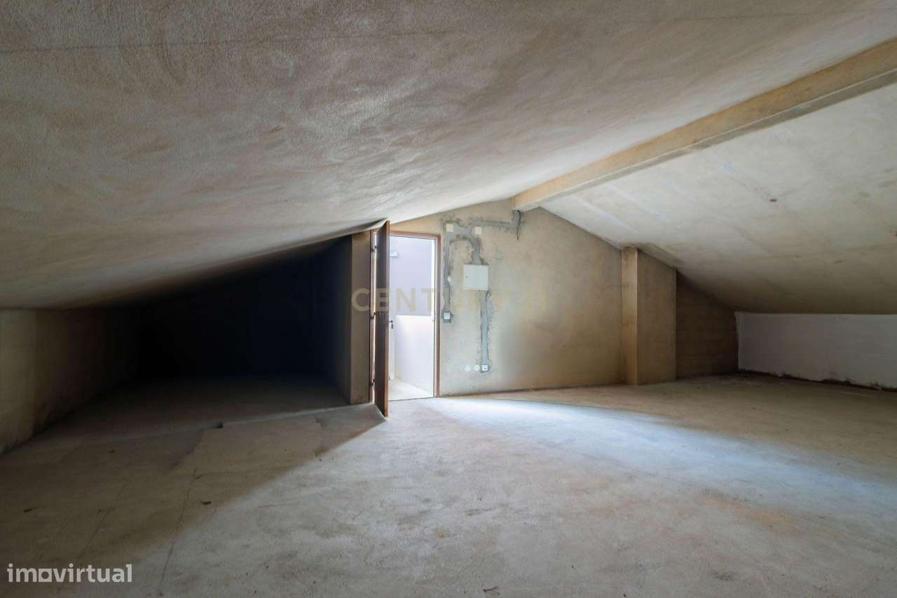 Apartamento T2 Remodelado | Pataias | Garagem e Sótão-16