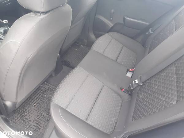 Kia Rio 1.2 M - 10