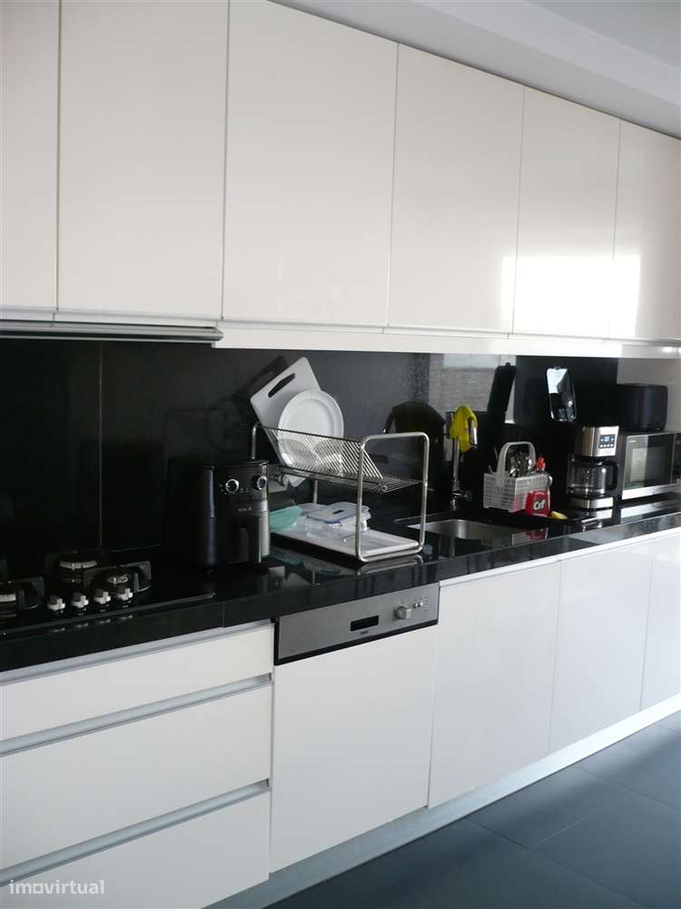 MORADIA EM BANDA T4 COM JARDIM-13