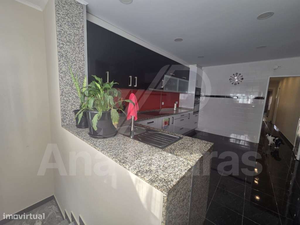 Moradia Bi-Familiar Totalmente Remodelada com Logradouro e Elevado ...-5