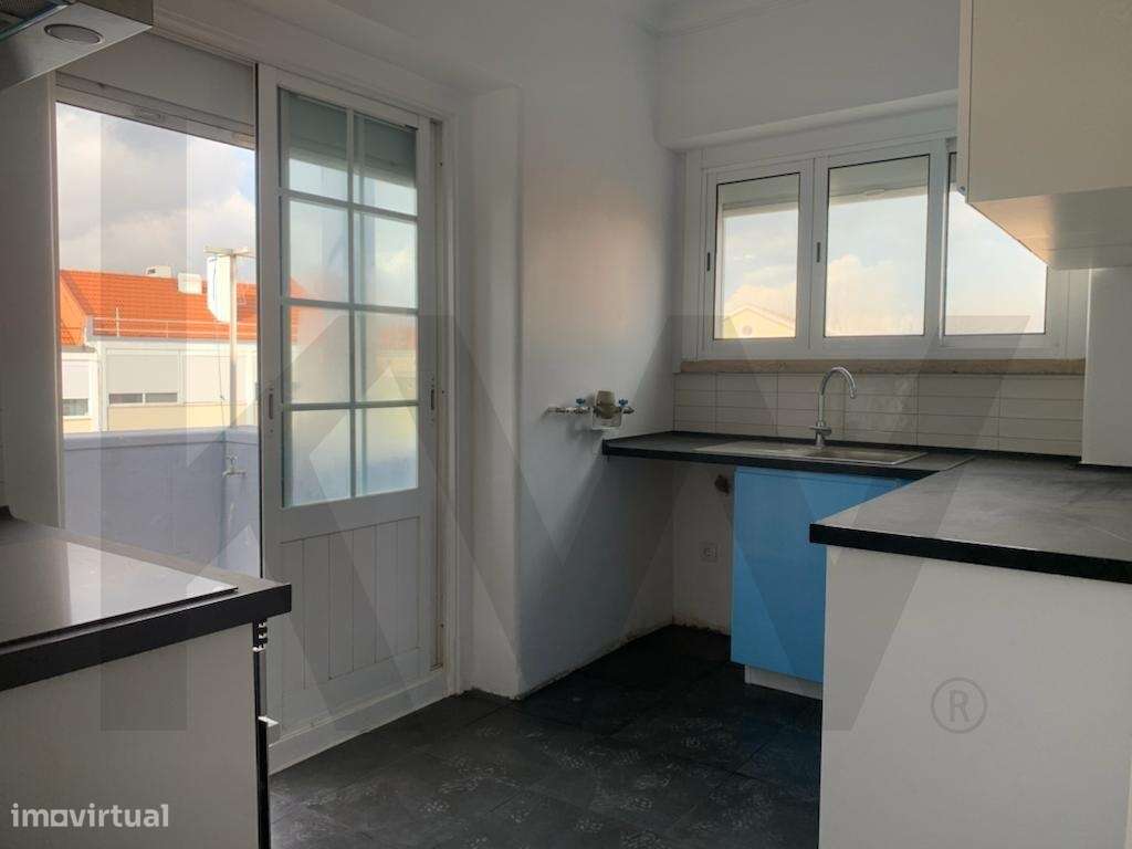 T0 c/ Varanda Acabado de Renovar - Grande imagem: 2/13