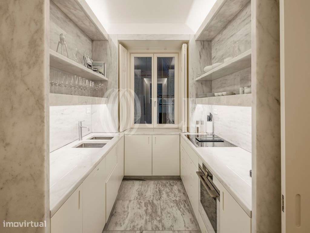 Apartamento T3+2 com jardim, em pleno Castelo, Lisboa-23