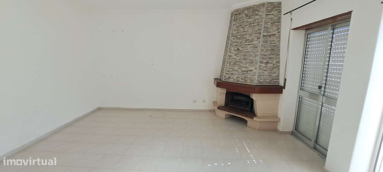 Apartamento T3 com 106m² e Arrecadação no Montijo-3