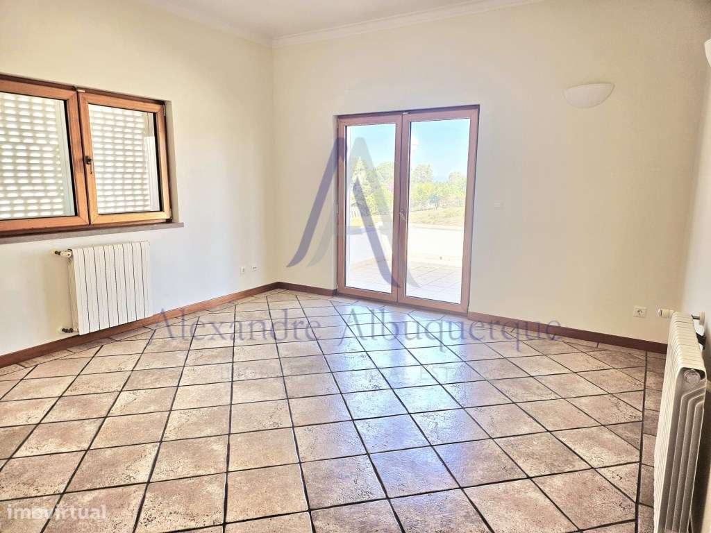 Moradia Isolada com Piscina T3+2-17