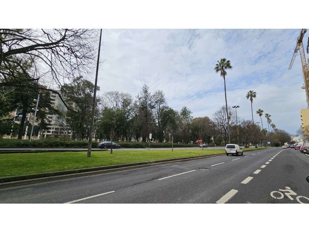 Loja com 624m2 - Para investimento - Campo Grande, Lisboa-5