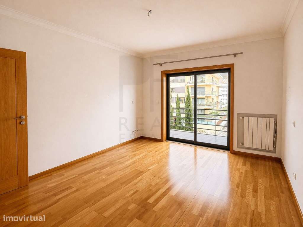 Excelente T3 com suíte, 3 varandas e garagem box em Cascais-23