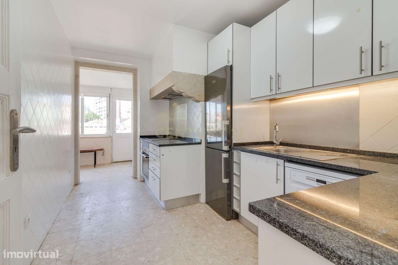 Penthouse com terraço de 28m2 junto ao metro no Rato-8