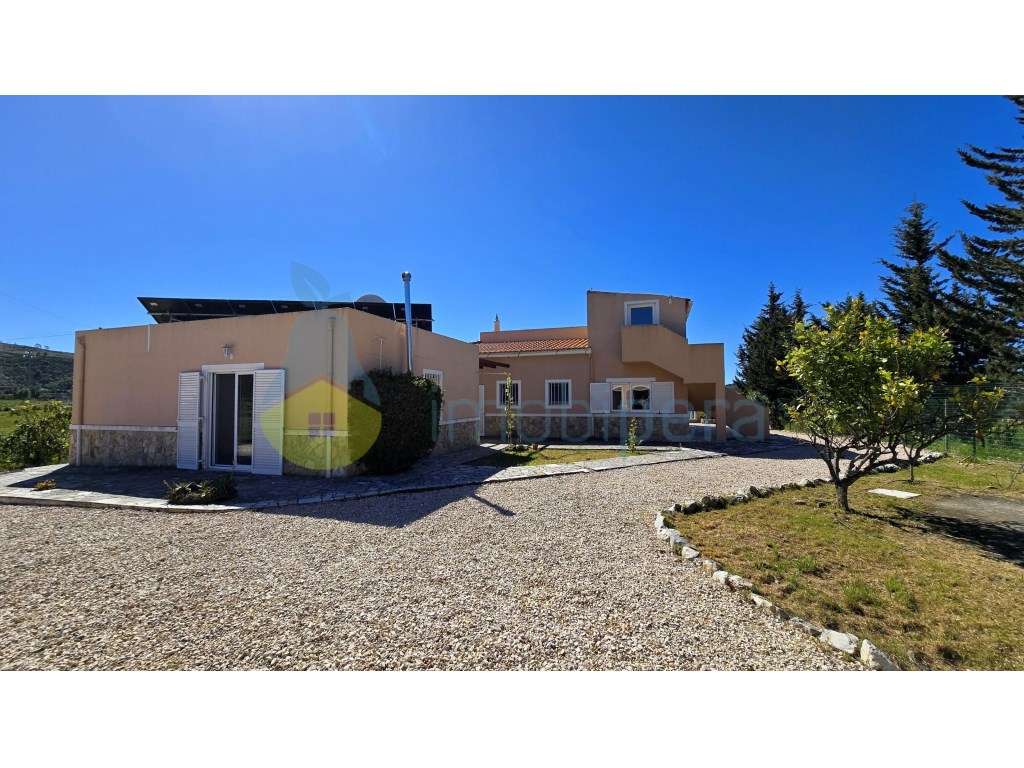 Moradia V4 com piscina e uma vista deslumbrante-33