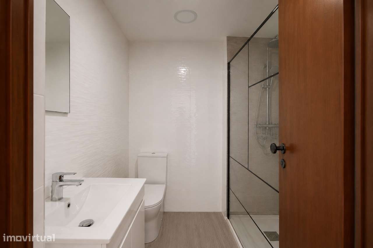 Apartamento T3 Totalmente Remodelado em Santa Clara | Varanda-7