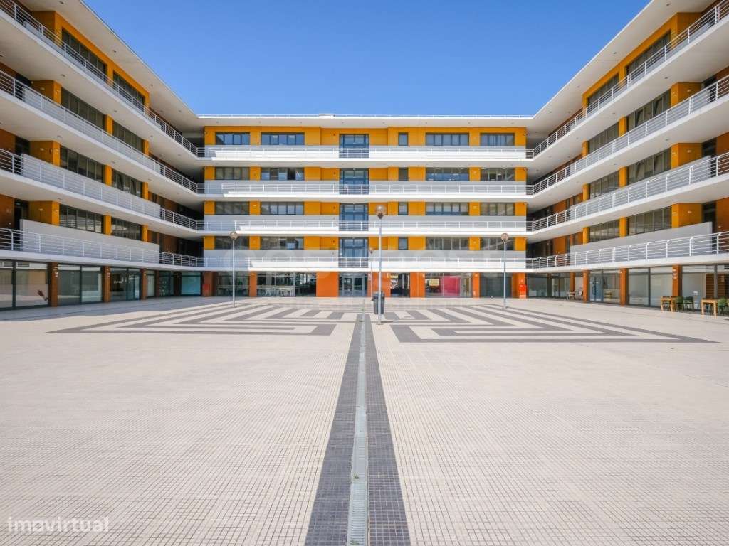Escritório de 183 m2 com 4 estacionamentos em Carnaxide - Grande imagem: 1/32