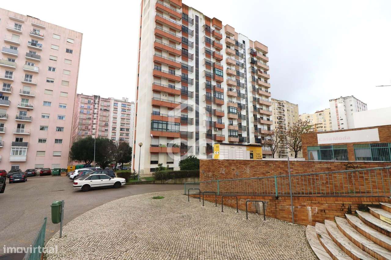 Apartamento T3 com elevador e  arrumo no Carregado. - Grande imagem: 3/37