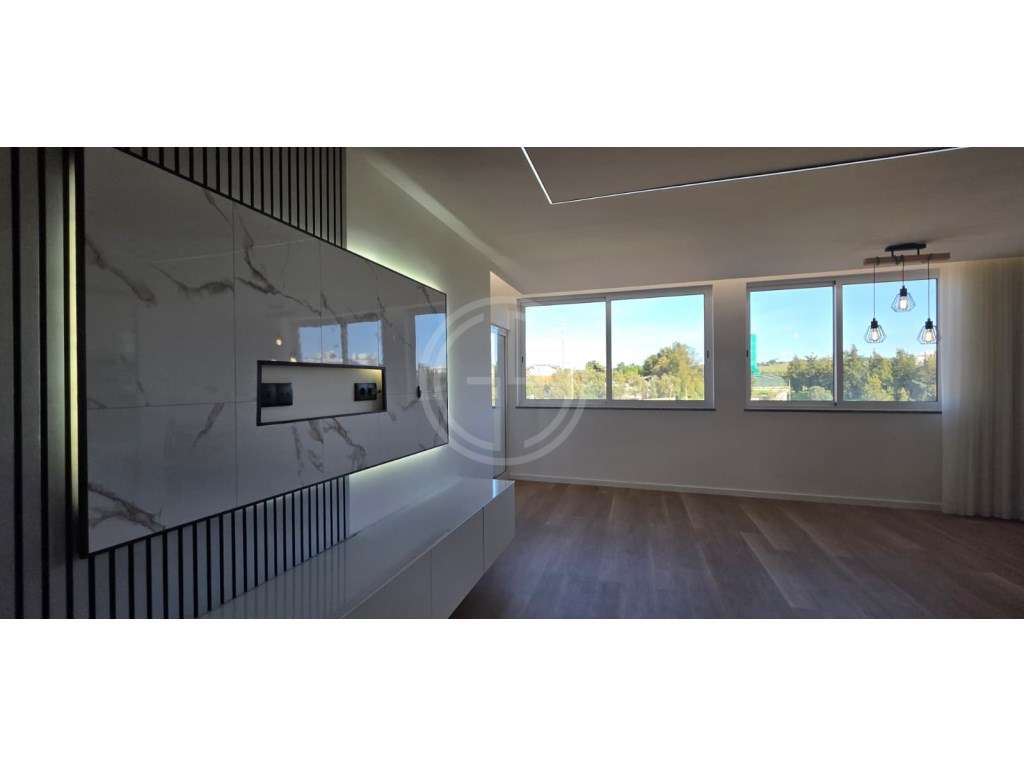 Apartamento T3 Renovado no Centro de Loulé - Grande imagem: 2/27