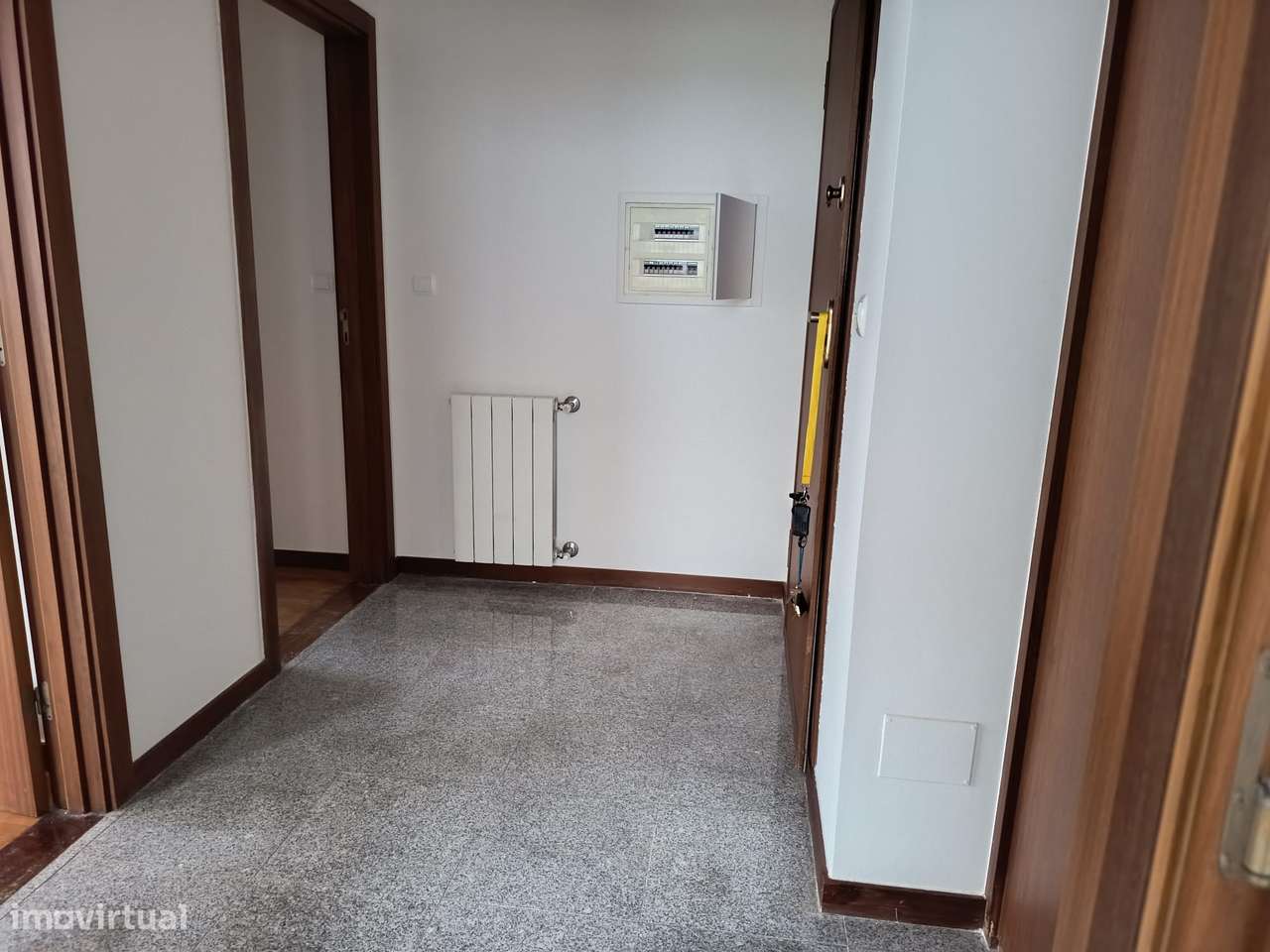 Magnífico T2, com 2 lugares de garagem, junto ao Mira Maia Shopping-5