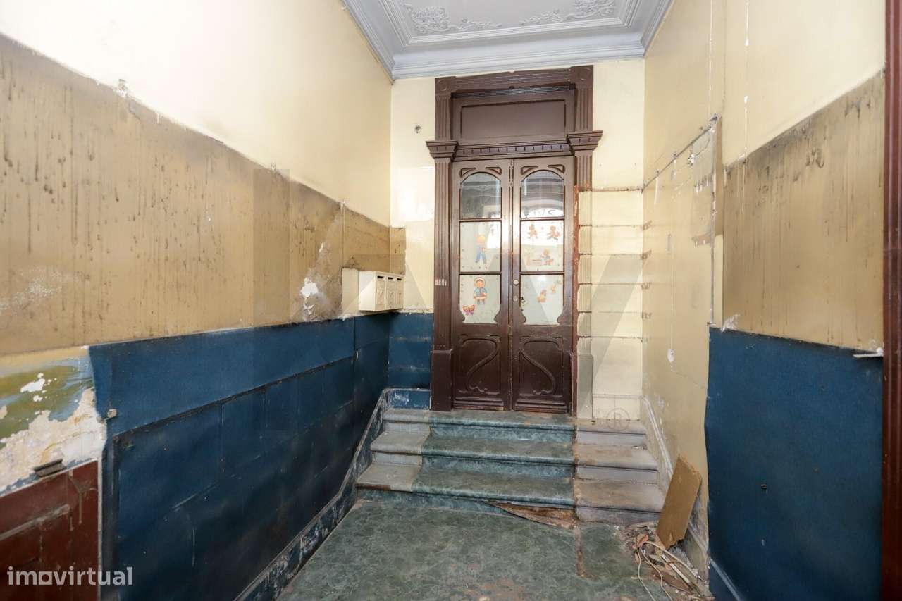 Prédio p/recuperar T21 | Av. Sá da Bandeira | Investimento | Coimbra | - Grande imagem: 3/23
