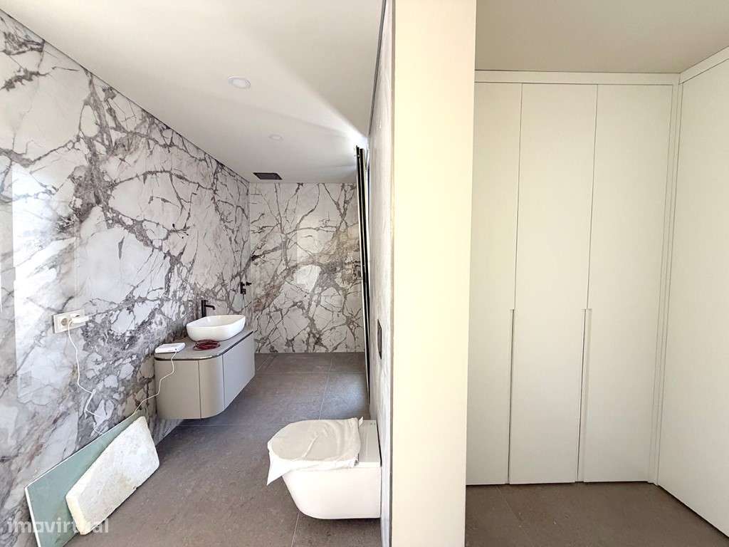 Exclusiva Moradia Isolada T4 com 3 Suítes, Piscina Privada e Garage...-8