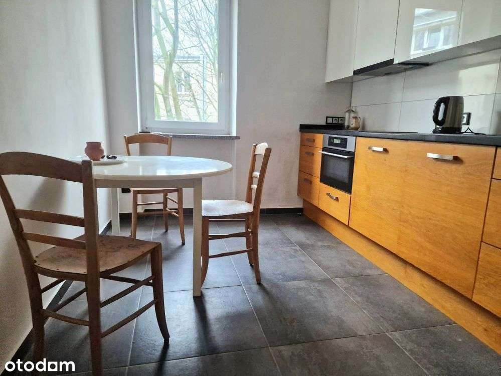 Centrum 4 pokoje,możliwość parkowania na-0