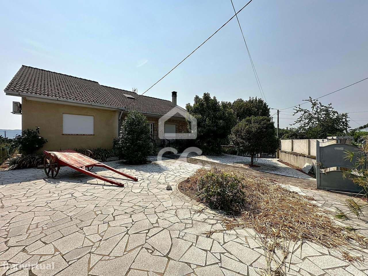 Moradia isolada, com terreno envolvente com Churrasqueira e garagem - Grande imagem: 3/45