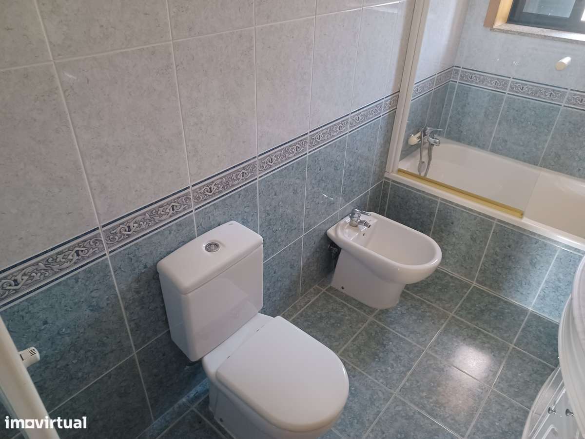 Mor.INDIVIDUAL  2300m2 de terreno + artigo urbano (Tipo T0)  em Lago-26