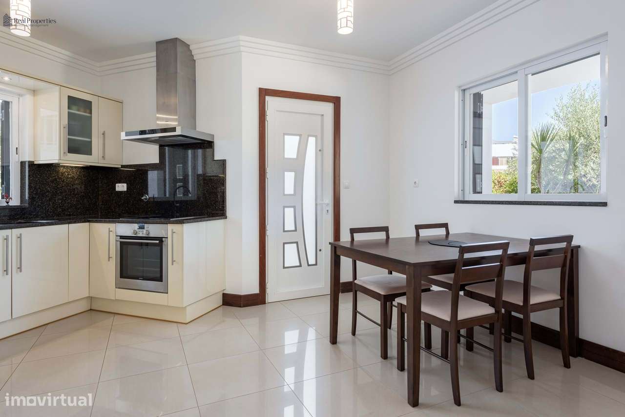 Moradia Térrea T4 Isolada em Albufeira – Um Refúgio de Luz, Conforto e-7