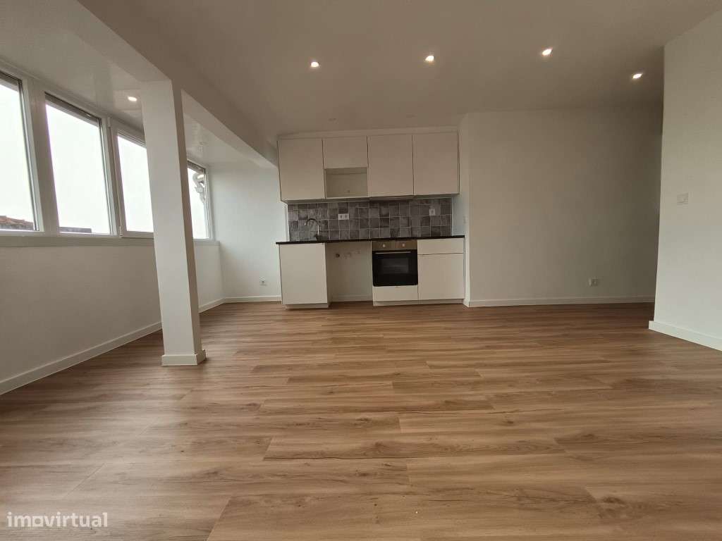 Apartamento T2 Renovado no centro de Camarate, Loures-5