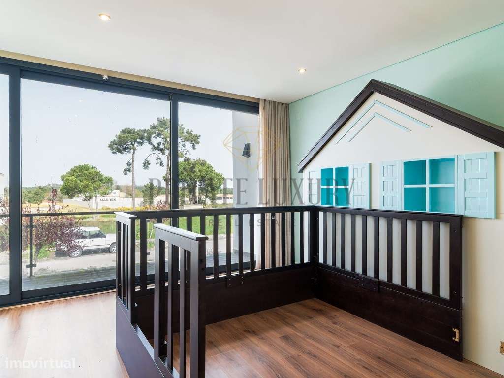 Moradia T4 com varandas e piscina em Azeitão-16