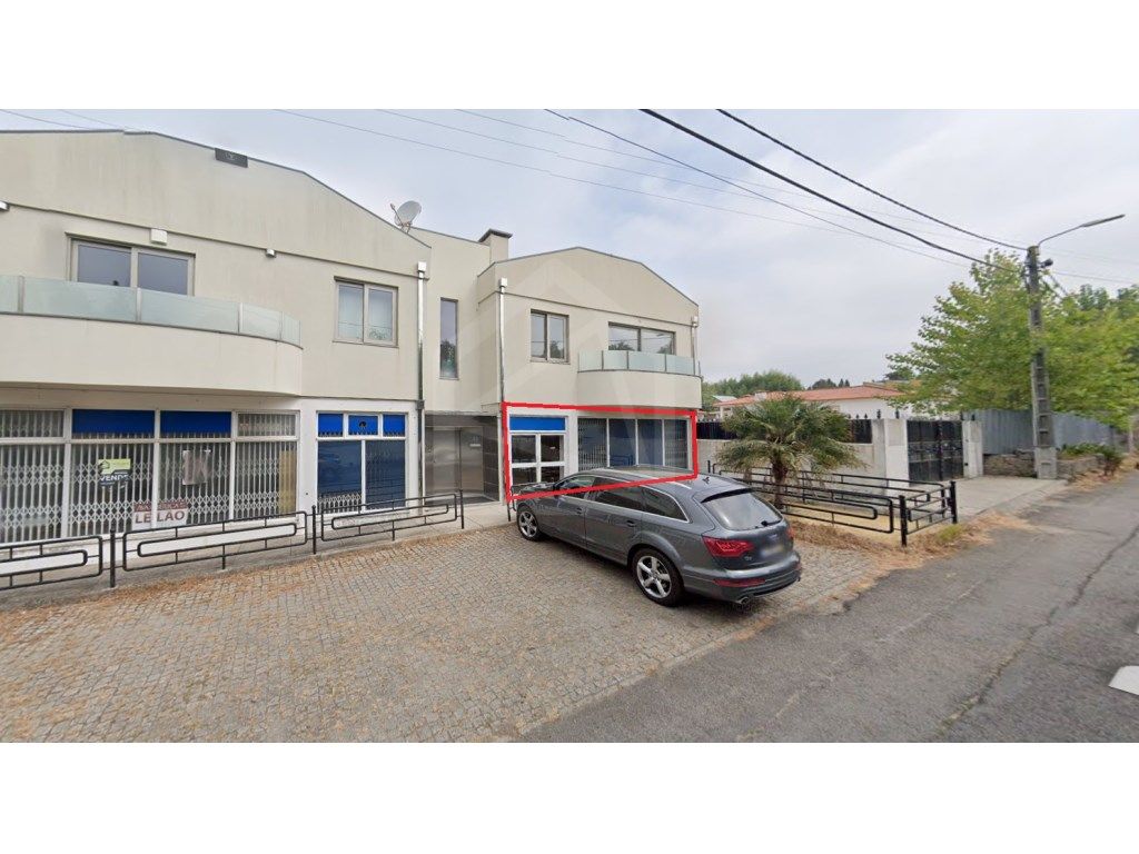 Loja comercial com 180 m2 em Santa Maria de Lamas