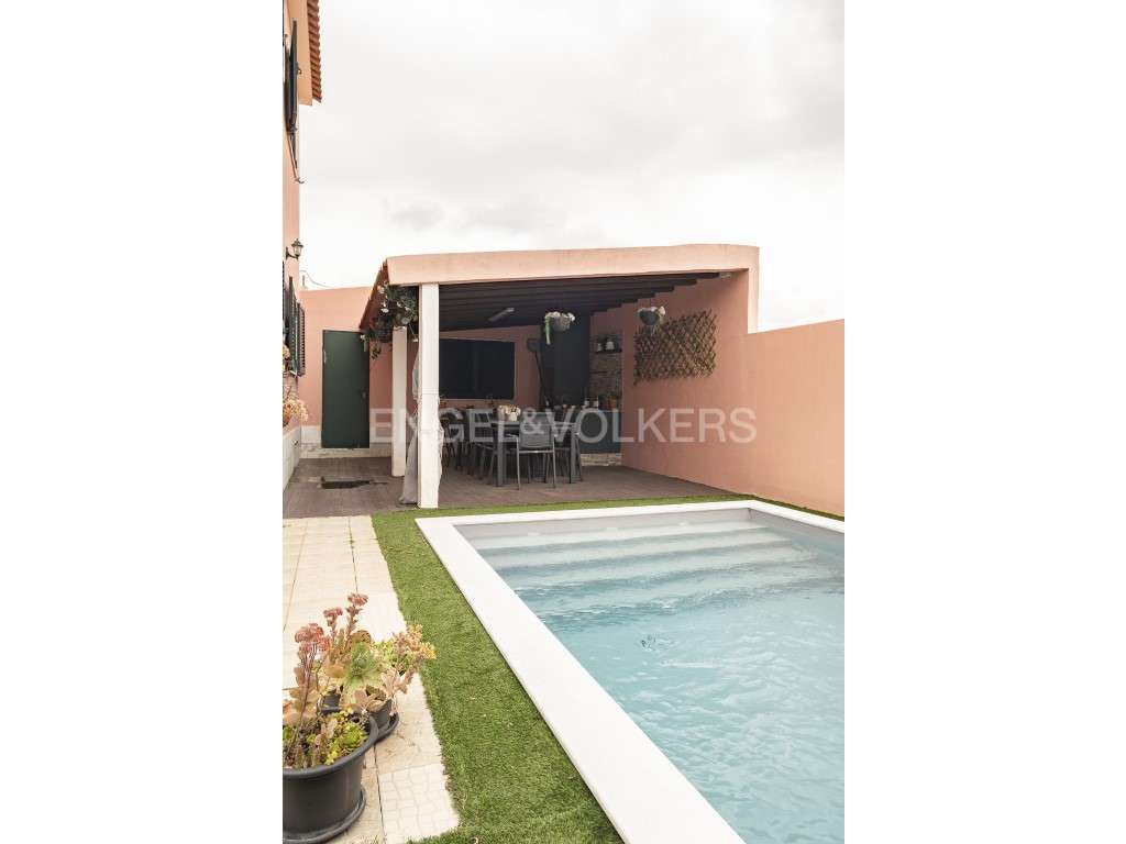 Moradia T5 com piscina em Sobreda de Caparica-29