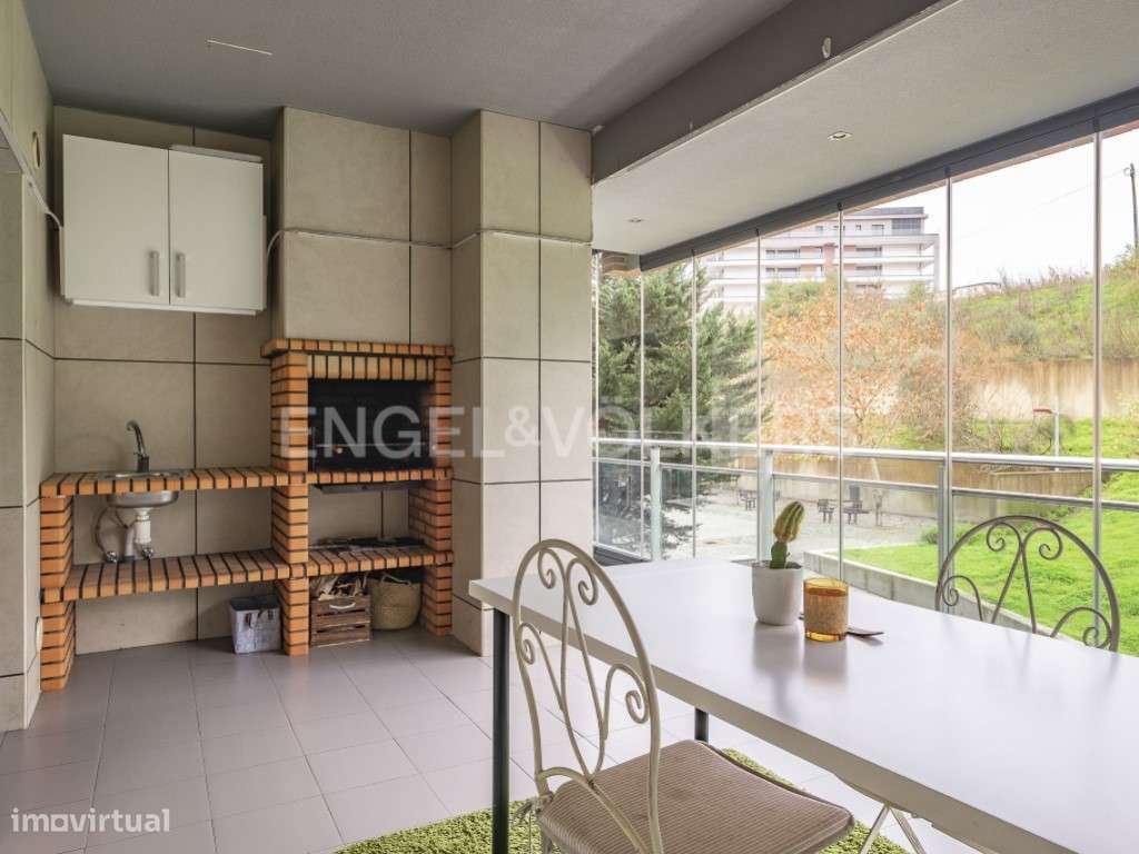 Amplo T2 com varanda e garagem na Urbanização da Malva Rosa - Grande imagem: 2/27