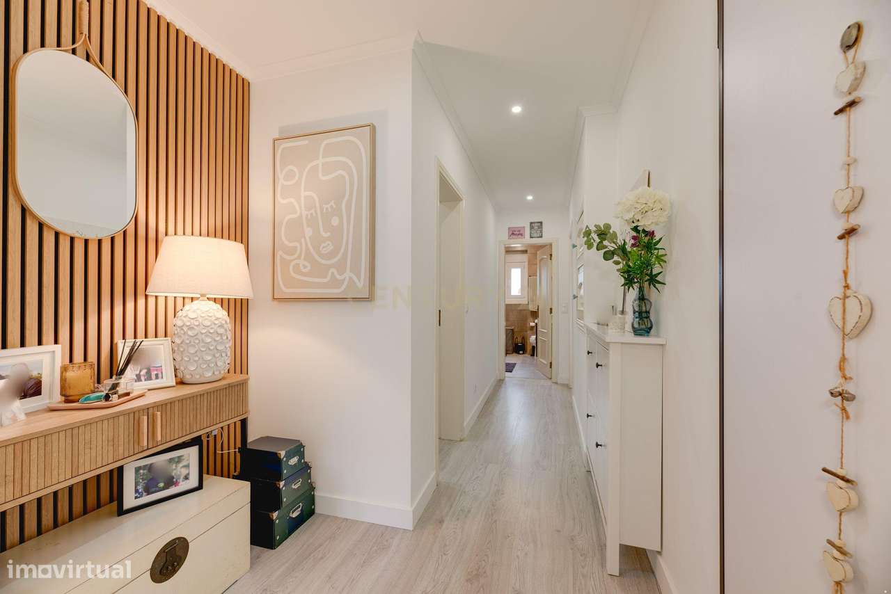 Apartamento T2 Renovado no Coração da Portela de Sintra-12