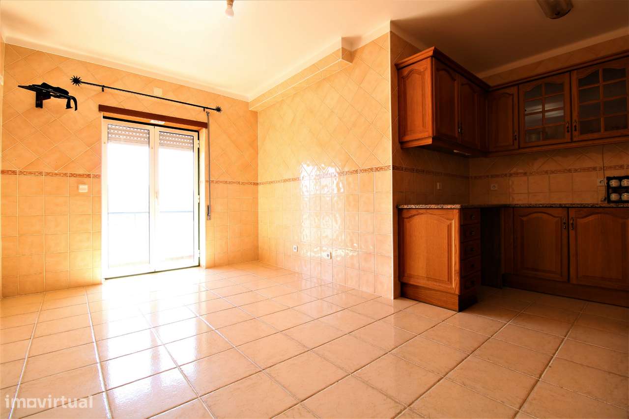 Apartamento T3 com Garagem, Granja do Ulmeiro-3