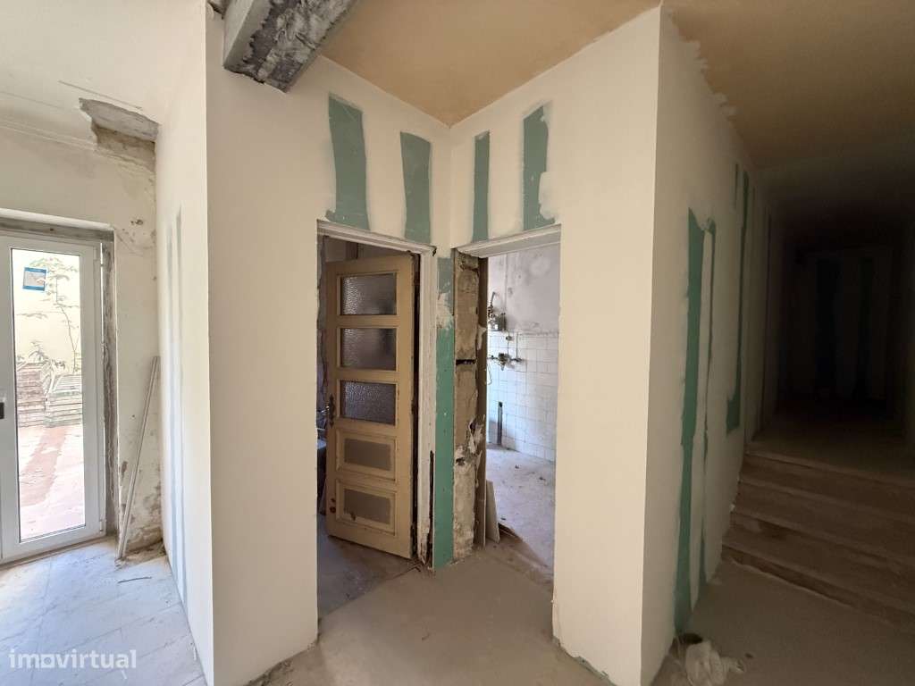 Apartamento para recuperar junto ás Amoreiras-15