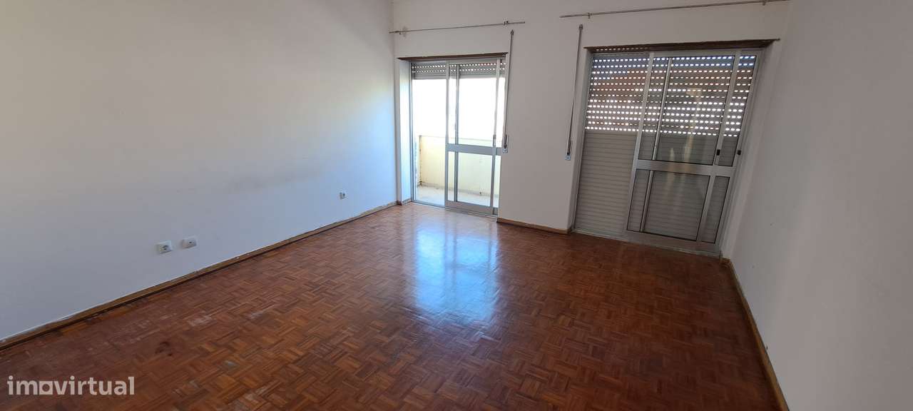 Apartamento T3 com 106m² e Arrecadação no Montijo-7