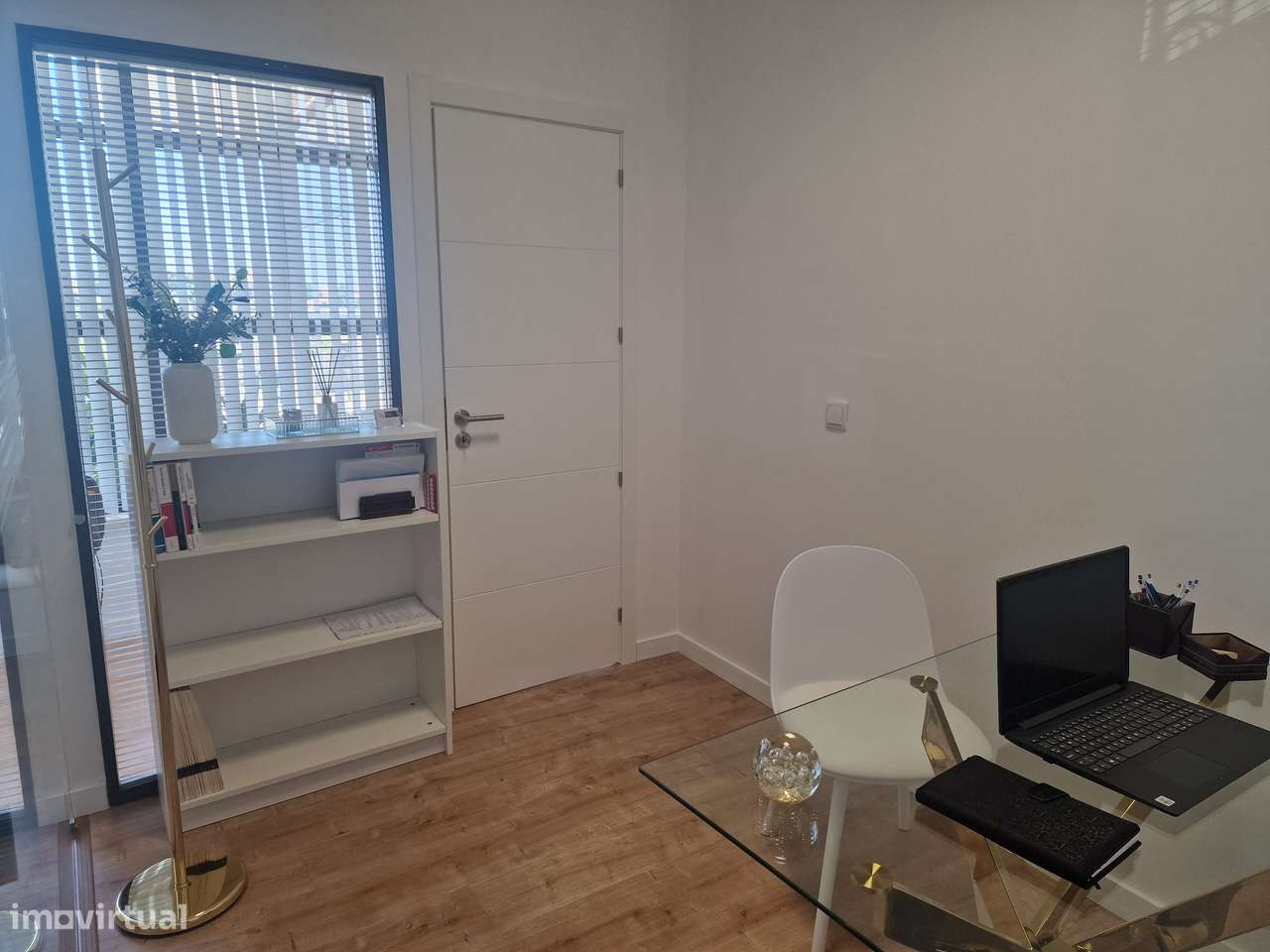 Arrenda-se Gabinete em Escritório de Serviços - Grande imagem: 2/8