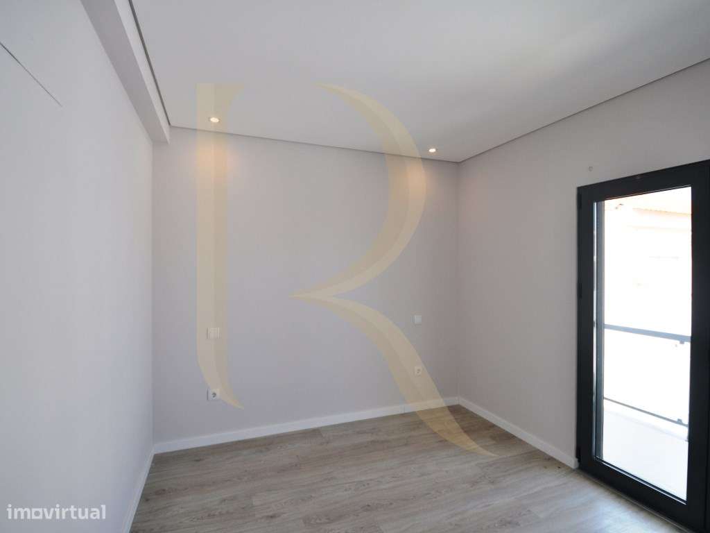 Moradia geminada nova T3 com garagem e terraço na Quinta do Conde-15