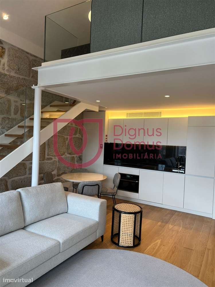 Elegante apartamento T0 Mezanine num Edifício Centenário no Largo do C-12