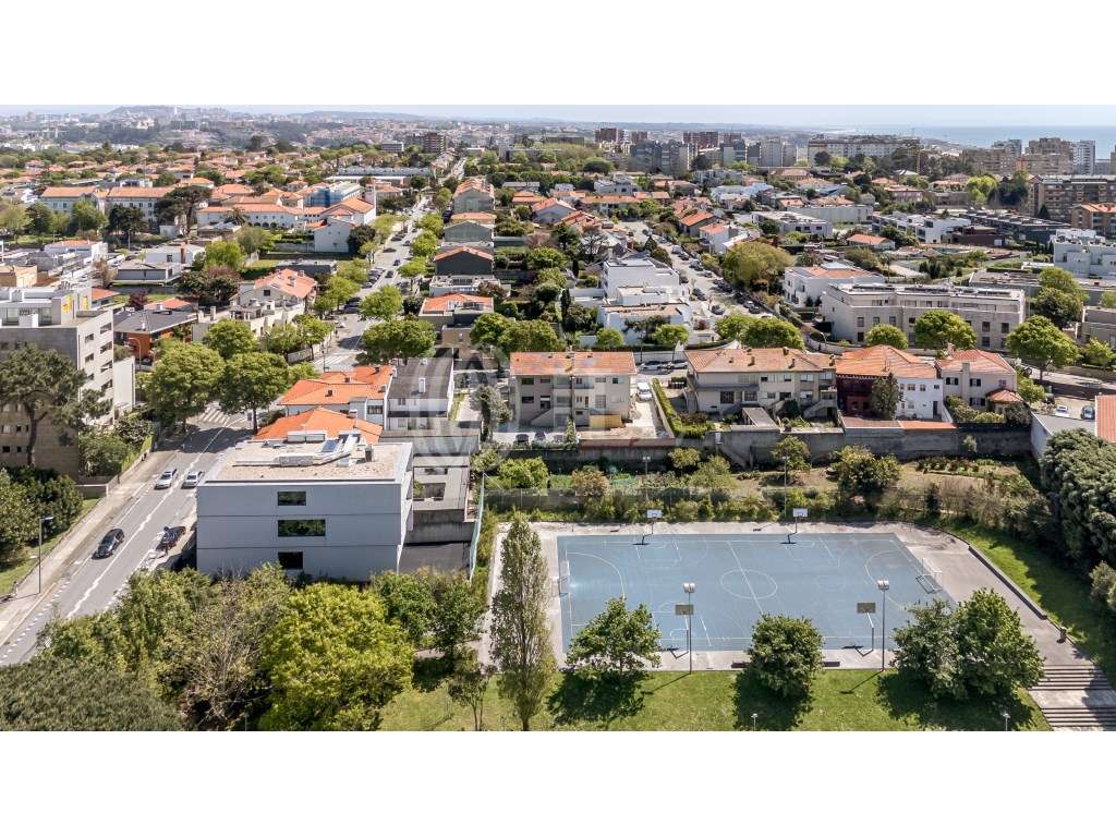 Moradia T5 com estacionamento e jardim, no Porto - Grande imagem: 4/5