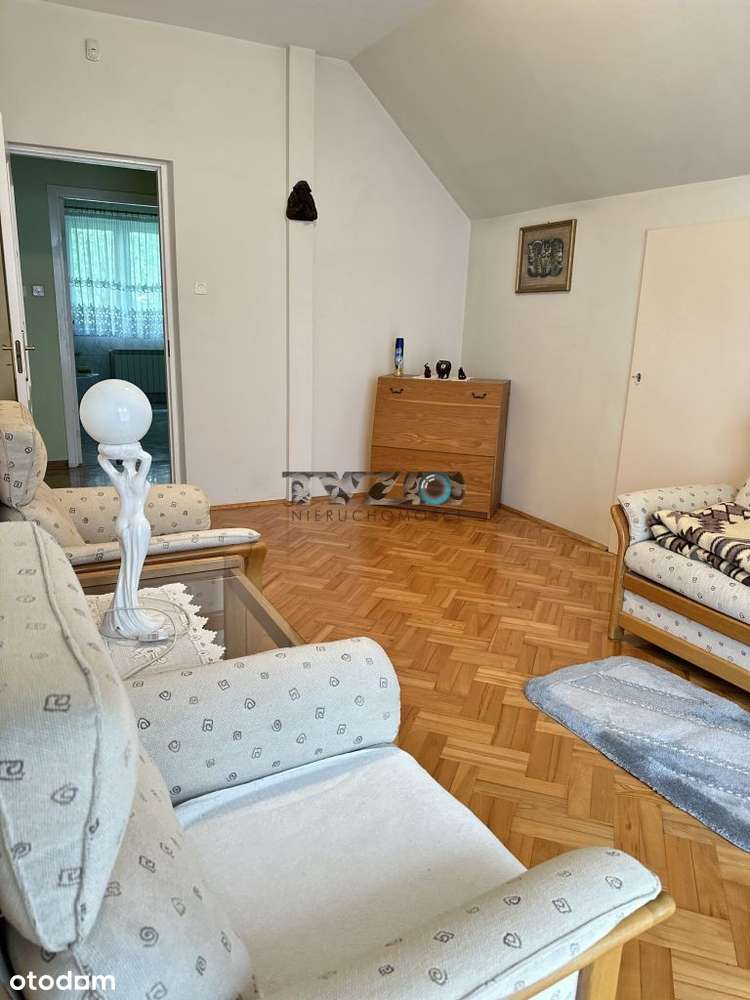 Okazały dom na zielonej i przytulnej działce-11