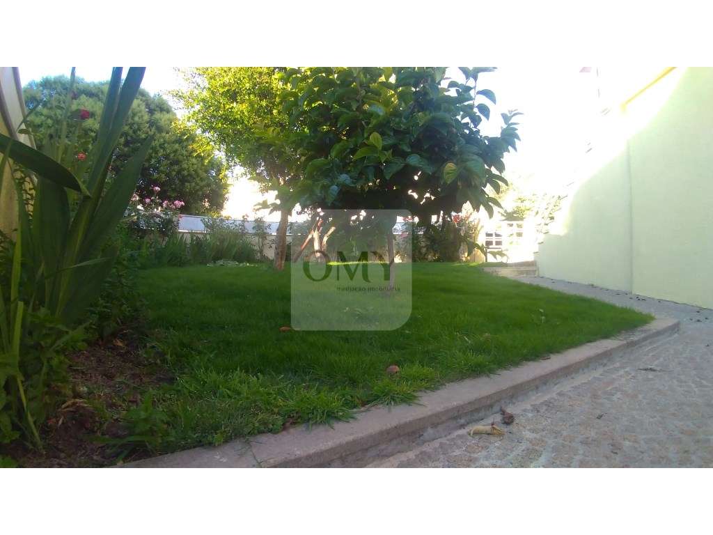 Moradia T4 com Logradouro e Jardim ao Intermarché de Vila Real - Grande imagem: 4/28