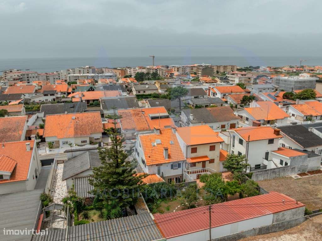 Moradia T3 de três frentes a apenas 400 metros da praia de Mindelo-27