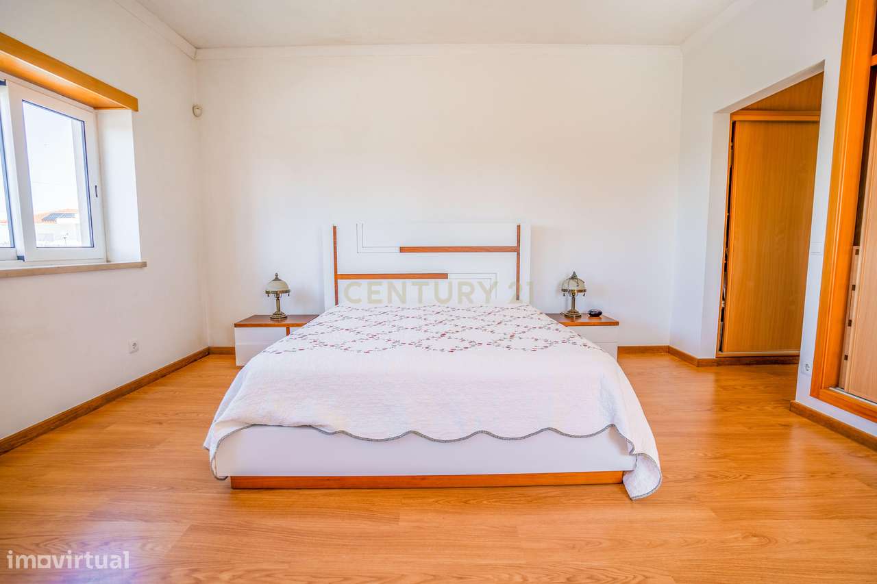 Moradia T6, localizada numa das zonas mais valorizadas do Oeste-11