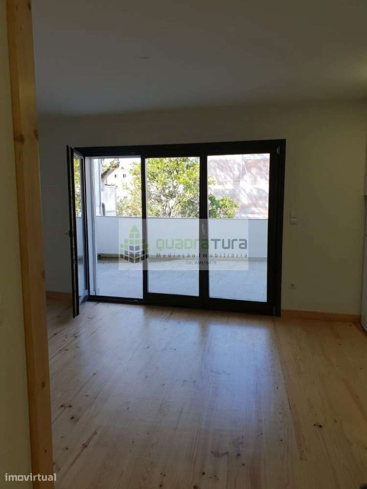 Apartamento T0 Espaçoso e C/ Terraço 24m2 | S. Dinis - Grande imagem: 3/13