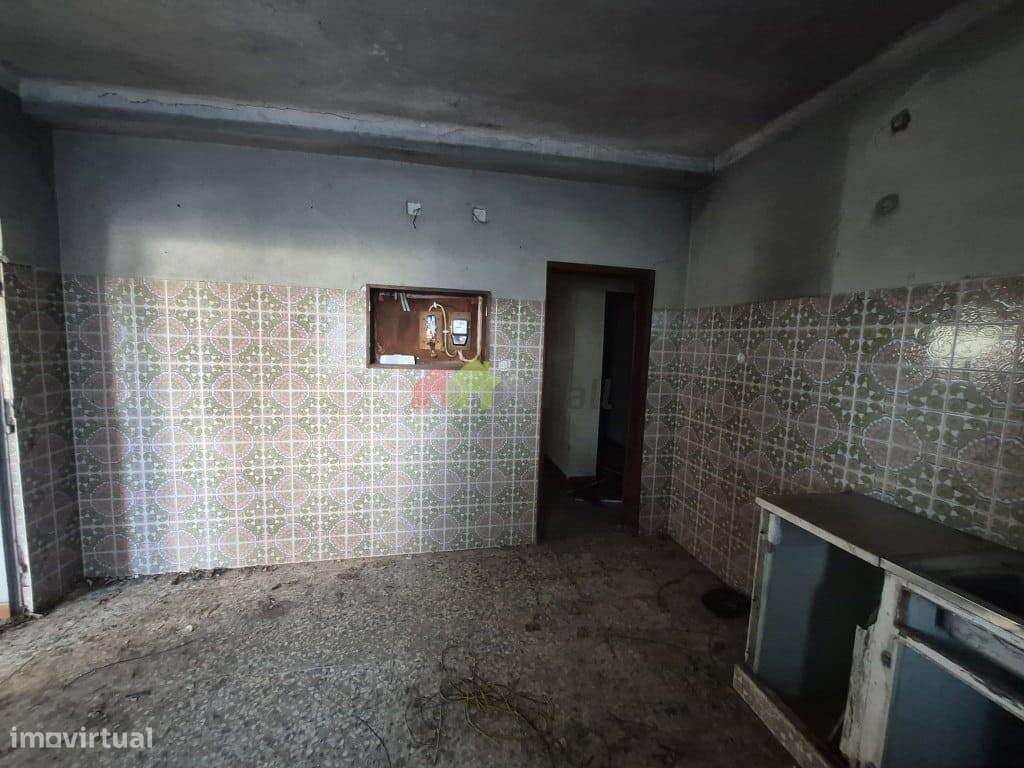 Lote de terreno urbano com moradia T3 e garagem em Palmela-7