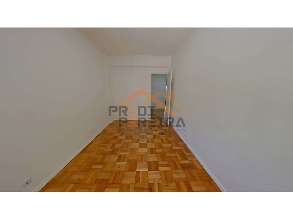 Situado no Forte da Casa, T2 em bom estado de conservação.-18