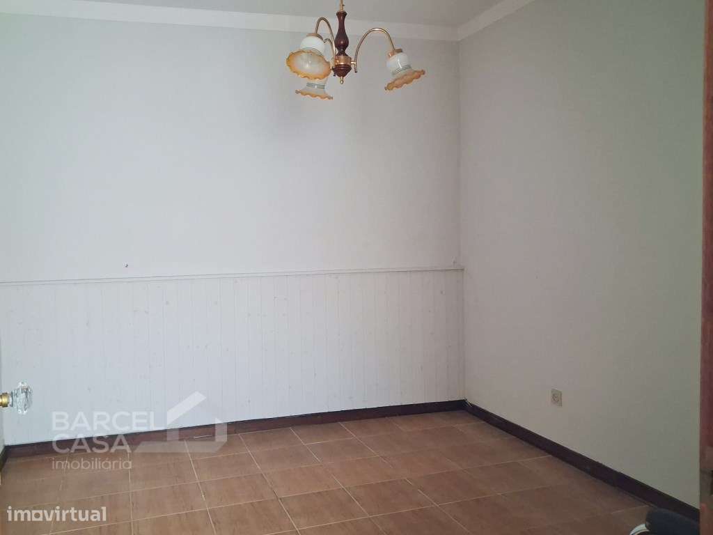 Oportunidade em Mujães: Moradia Térrea T3 com Potencial-5
