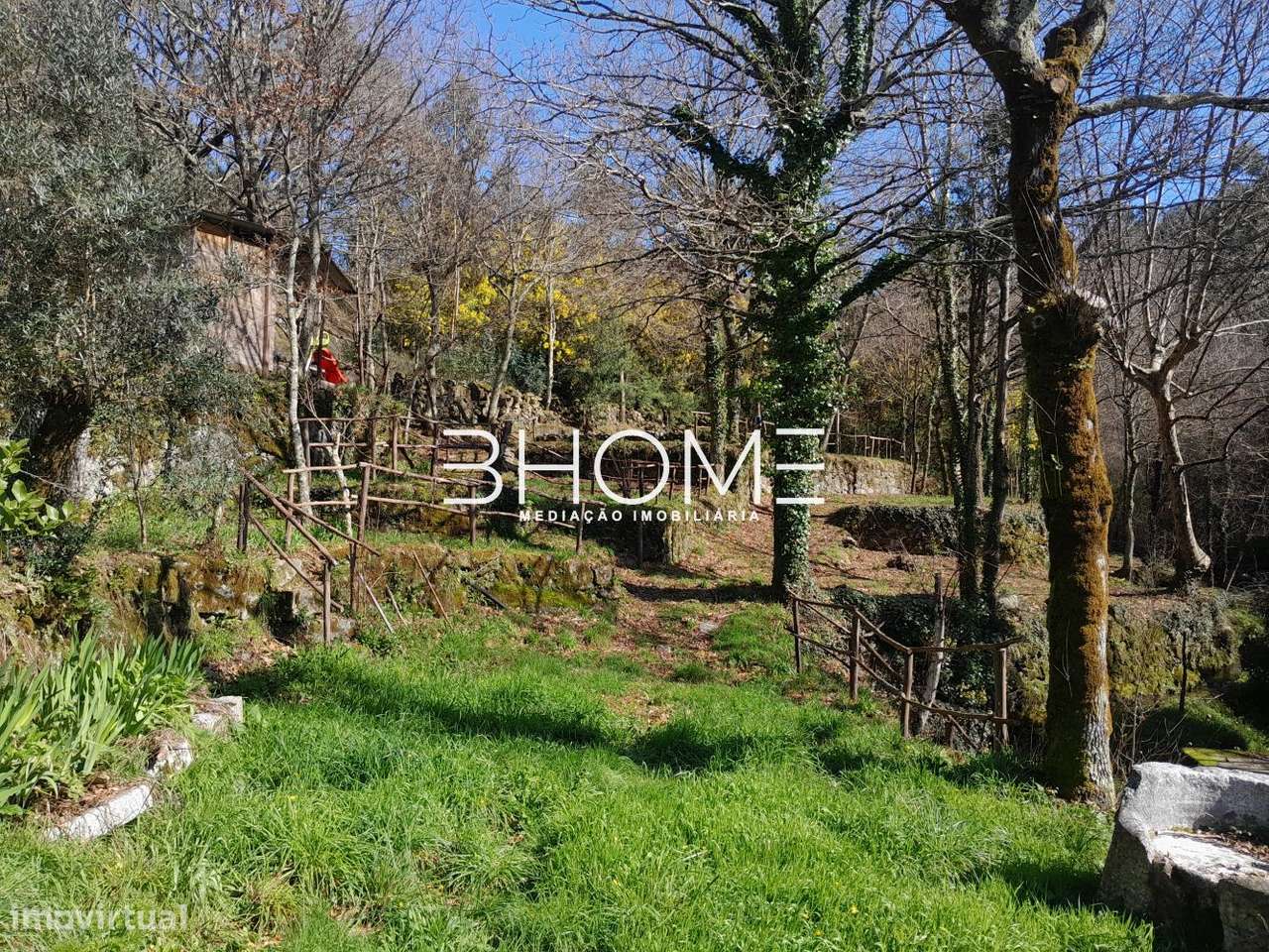 Quinta c/ 18.000m2, Casa Recuperada, c/ Moinhos, localizada em Ribeiro-23