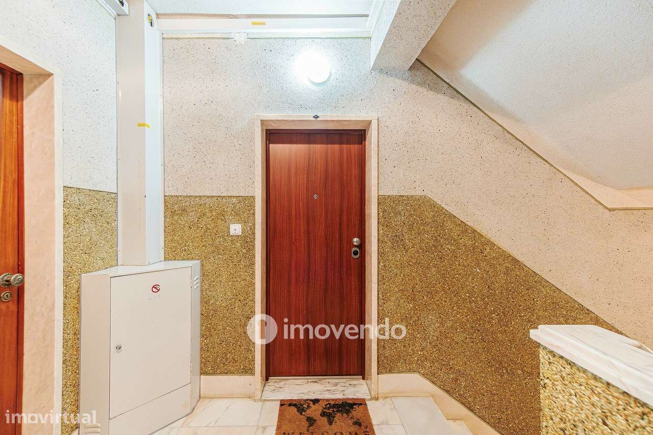 Apartamento T2, com áreas amplas e varanda, na Póvoa de Santa Iria-36