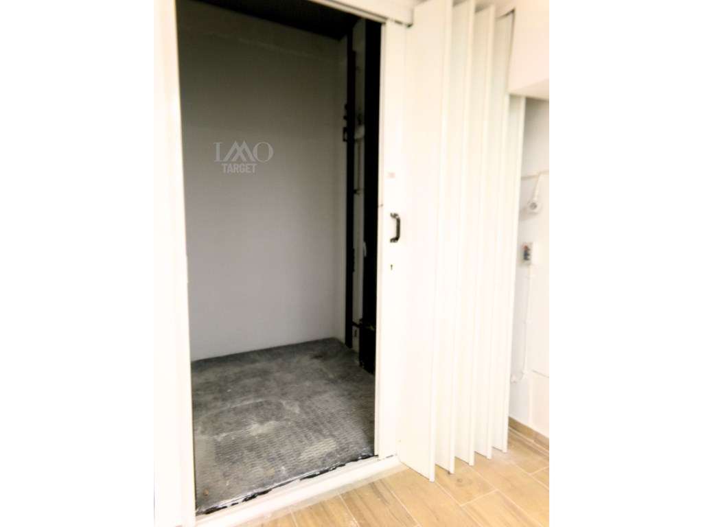 Espaço comercial com 586m² em Benfica-11