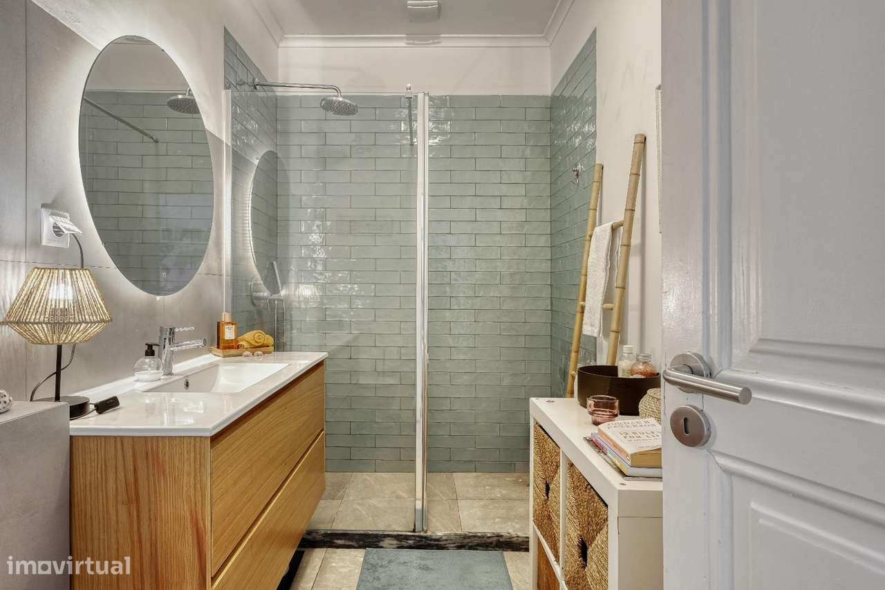 Apartamento T2 Renovado no Último Andar em Alcântara-9